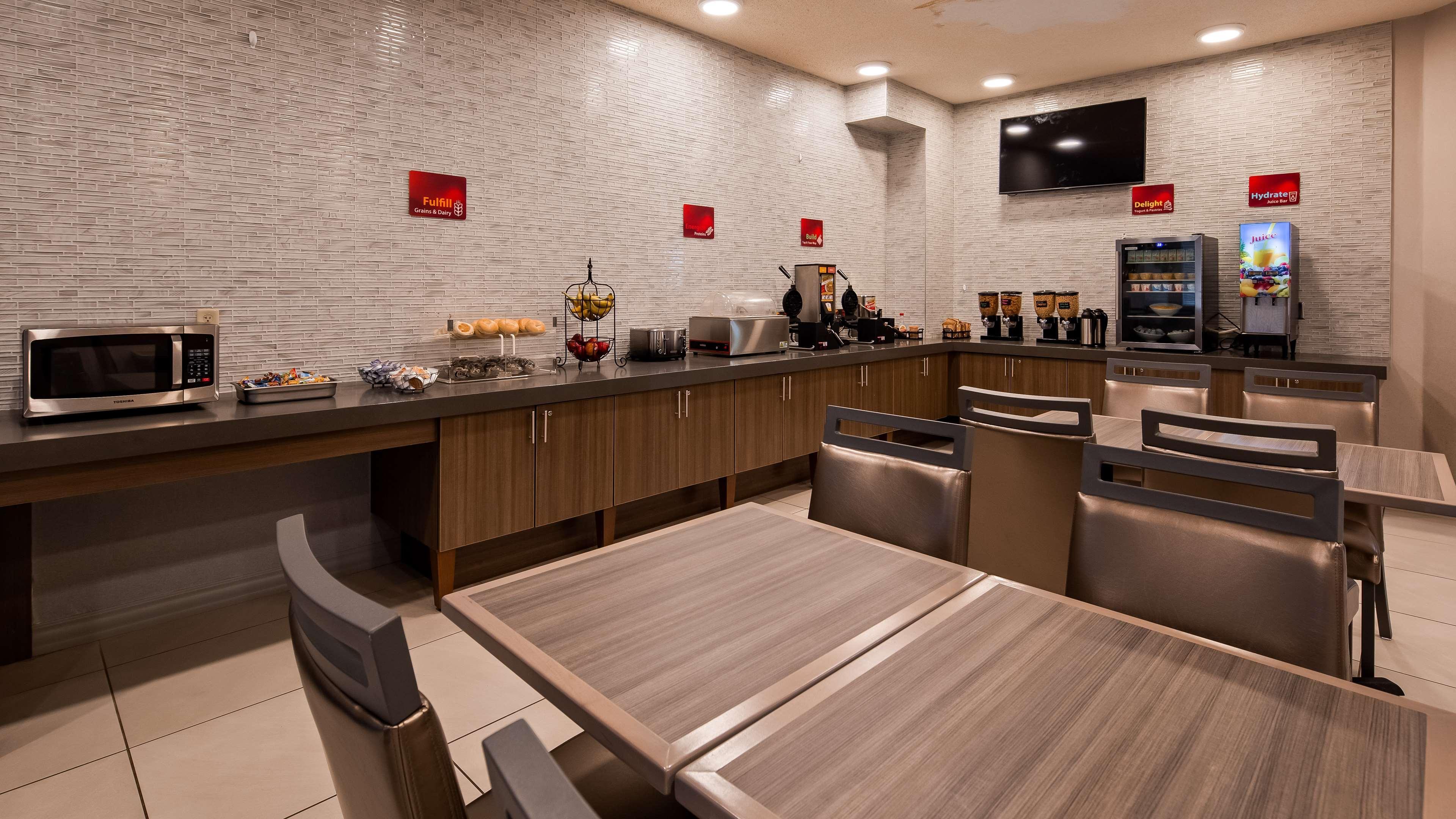 Best Western Plus New Cumberland Exterior photo